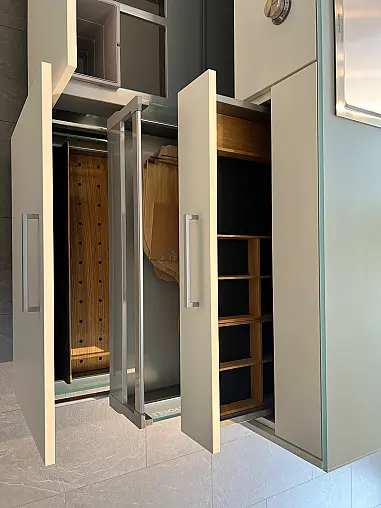 Exklusive LEICHT Inselküche mit Glas-Arbeitsplatte und hochwertigen Einbaugeräten von Gaggenau