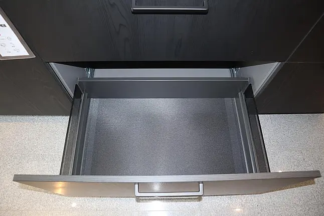 Große Schwarze Küche mit Insel – Eleganz und Funktionalität vereint