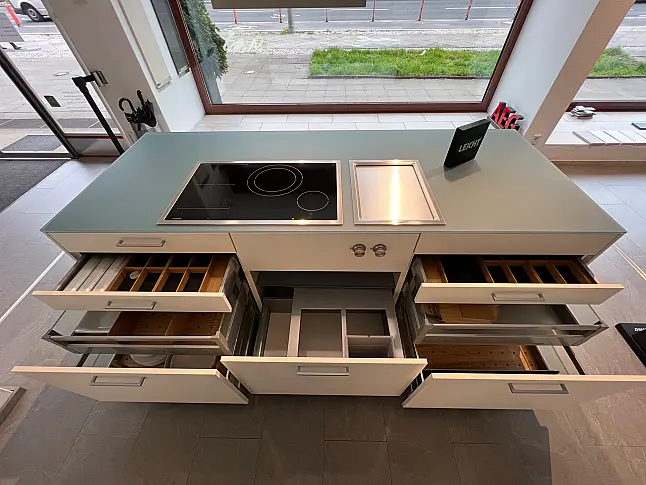 Exklusive LEICHT Inselküche mit Glas-Arbeitsplatte und hochwertigen Einbaugeräten von Gaggenau