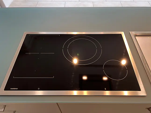 Exklusive LEICHT Inselküche mit Glas-Arbeitsplatte und hochwertigen Einbaugeräten von Gaggenau