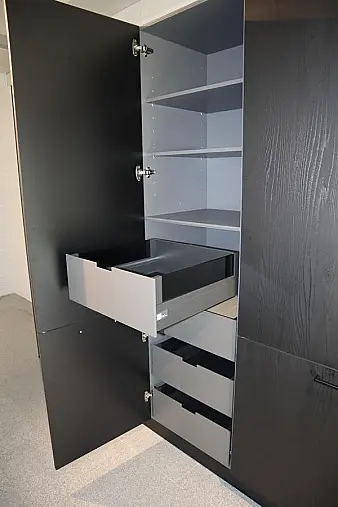 Große Schwarze Küche mit Insel – Eleganz und Funktionalität vereint