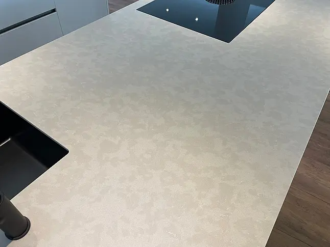 Schlichte Küche mit bester Ausstattung und schönen Details. Quarzstein | Mattlack | Gaggenau | Bora | Liebherr | Dornbracht
