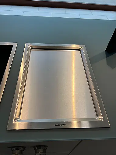 Exklusive LEICHT Inselküche mit Glas-Arbeitsplatte und hochwertigen Einbaugeräten von Gaggenau