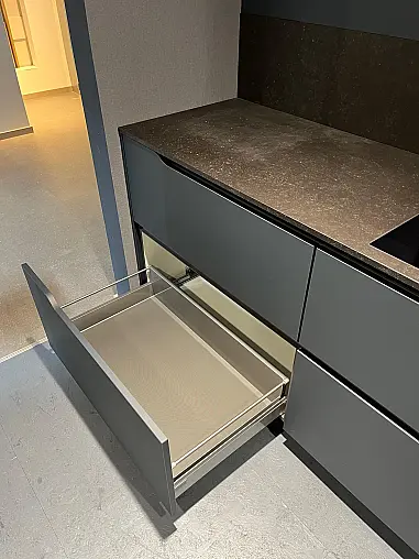 Exklusive Messeküche - Grifflos - Frontkombination - Keramik-Arbeitsplatten - Keramik-Rückwandverkleidung - LED-Beleuchtungen