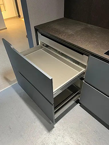 Exklusive Messeküche - Grifflos - Frontkombination - Keramik-Arbeitsplatten - Keramik-Rückwandverkleidung - LED-Beleuchtungen