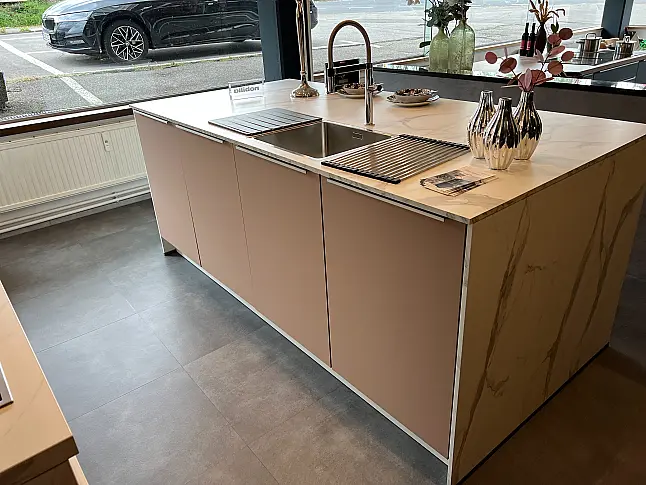 Insel mit Sitzplatz* SENSO Lack + Marmor Venato Bianco mit MIELE und BLANCO