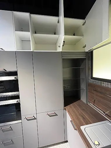 Exklusive Messeküche - Lack - LED-Beleuchtungen - Aufsatzschränke
