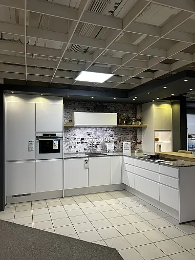 Moderne Grifflos-Küche mit Koch-Halbinsel