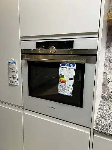 Moderne Grifflos-Küche mit Koch-Halbinsel