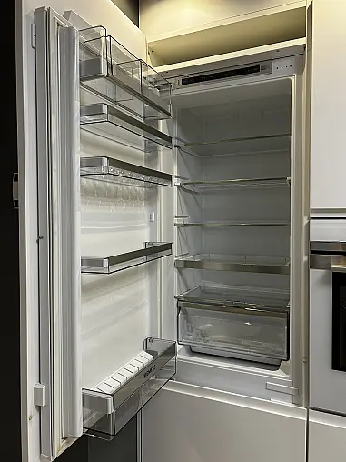Moderne Grifflos-Küche mit Koch-Halbinsel