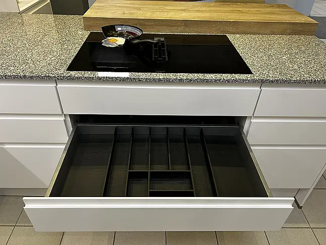 Moderne Grifflos-Küche mit Koch-Halbinsel
