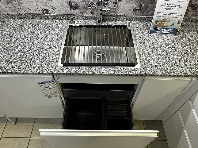 Moderne Grifflos-Küche mit Koch-Halbinsel