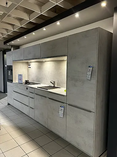 Moderne Küchenzeile in hellem Beton-Design