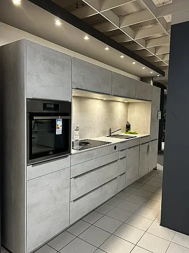 Moderne Küchenzeile in hellem Beton-Design