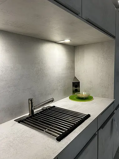 Moderne Küchenzeile in hellem Beton-Design