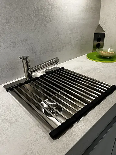 Moderne Küchenzeile in hellem Beton-Design