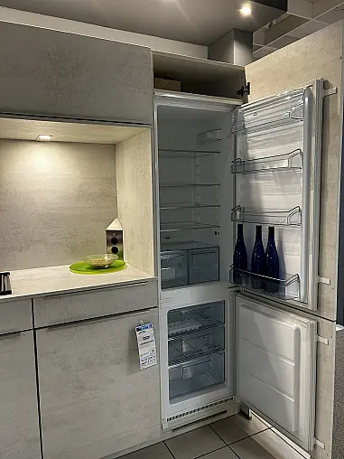 Moderne Küchenzeile in hellem Beton-Design