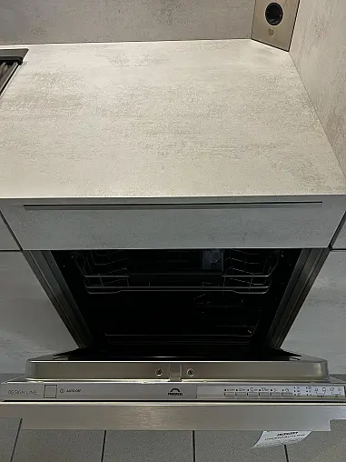 Moderne Küchenzeile in hellem Beton-Design