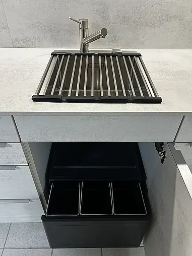 Moderne Küchenzeile in hellem Beton-Design