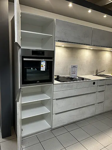 Moderne Küchenzeile in hellem Beton-Design