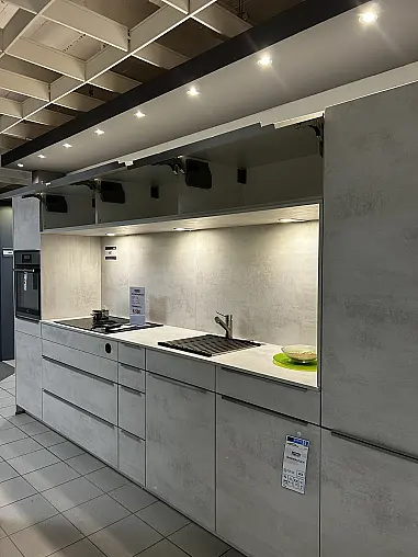 Moderne Küchenzeile in hellem Beton-Design