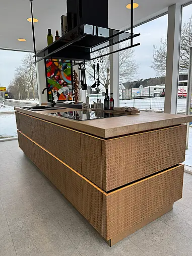 - Moderne Landhausküche mit Fronten in pastellgrün und Echtholz Eiche und Wiener-Geflecht-Prägung