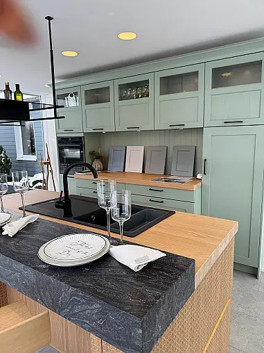 - Moderne Landhausküche mit Fronten in pastellgrün und Echtholz Eiche und Wiener-Geflecht-Prägung
