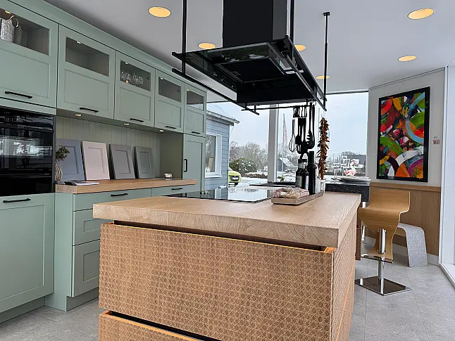 - Moderne Landhausküche mit Fronten in pastellgrün und Echtholz Eiche und Wiener-Geflecht-Prägung