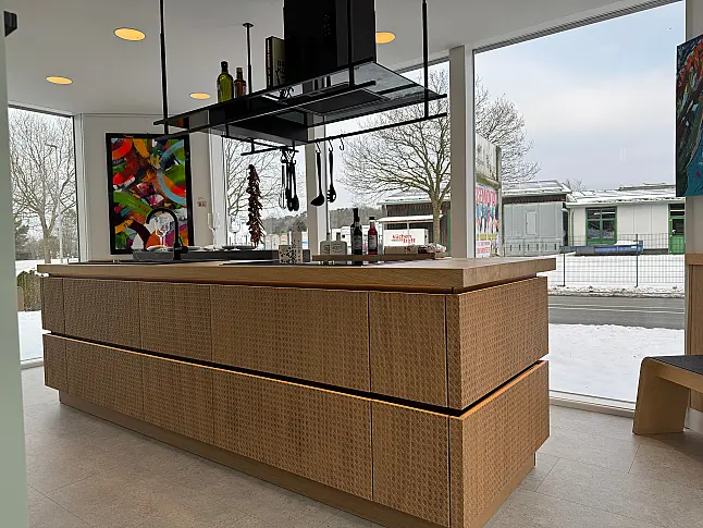 - Moderne Landhausküche mit Fronten in pastellgrün und Echtholz Eiche und Wiener-Geflecht-Prägung