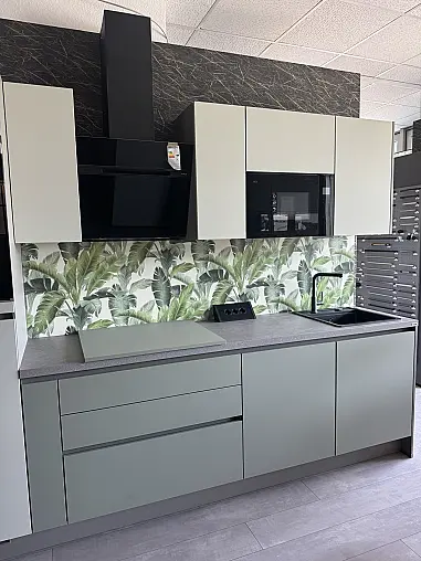 Modell „Senso“ in Olive Premium matt mit hochwertiger AEG-Ausstattung