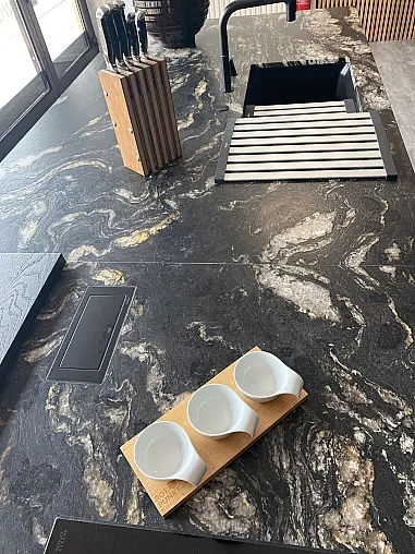 moderne, grifflose Küche mit großer Insel
