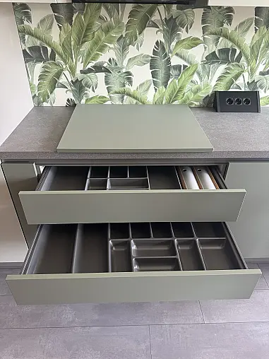 Modell „Senso“ in Olive Premium matt mit hochwertiger AEG-Ausstattung