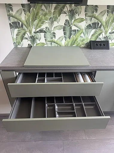 Modell „Senso“ in Olive Premium matt mit hochwertiger AEG-Ausstattung