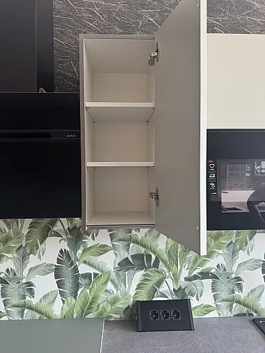Modell „Senso“ in Olive Premium matt mit hochwertiger AEG-Ausstattung