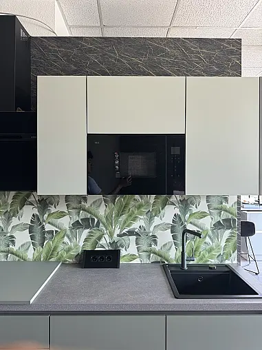 Modell „Senso“ in Olive Premium matt mit hochwertiger AEG-Ausstattung