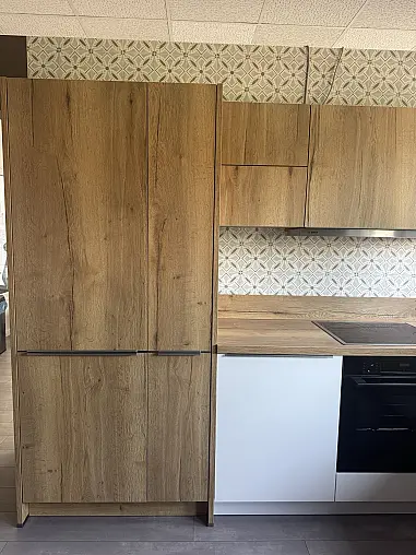 Modell „ArtWood“ in Eiche Ventura mit griffloser Quarzgrau-Optik