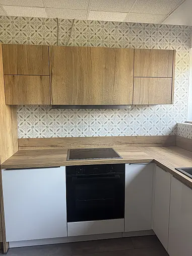 Modell „ArtWood“ in Eiche Ventura mit griffloser Quarzgrau-Optik und hochwertiger Bosch-Ausstattung
