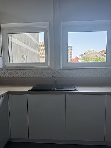 Modell „ArtWood“ in Eiche Ventura mit griffloser Quarzgrau-Optik und hochwertiger Bosch-Ausstattung