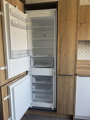Modell „ArtWood“ in Eiche Ventura mit griffloser Quarzgrau-Optik und hochwertiger Bosch-Ausstattung