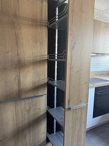 Modell „ArtWood“ in Eiche Ventura mit griffloser Quarzgrau-Optik