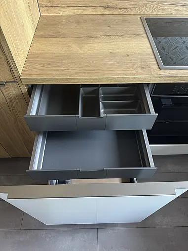 Modell „ArtWood“ in Eiche Ventura mit griffloser Quarzgrau-Optik und hochwertiger Bosch-Ausstattung