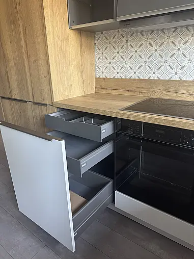 Modell „ArtWood“ in Eiche Ventura mit griffloser Quarzgrau-Optik