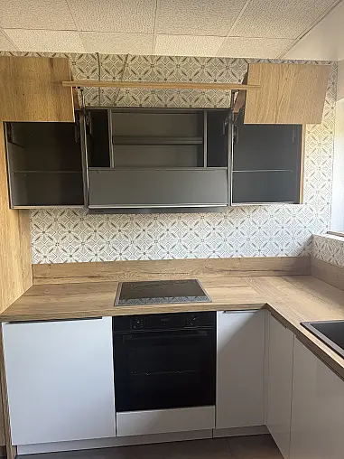 Modell „ArtWood“ in Eiche Ventura mit griffloser Quarzgrau-Optik