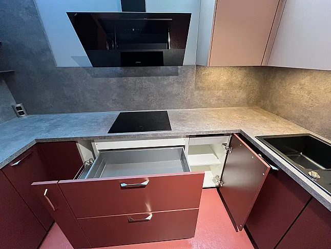 Exklusive Messeküche - Rost-Rot - viel Zubehör - viel LED-Beleuchtungen - Theke - XL-Schränke