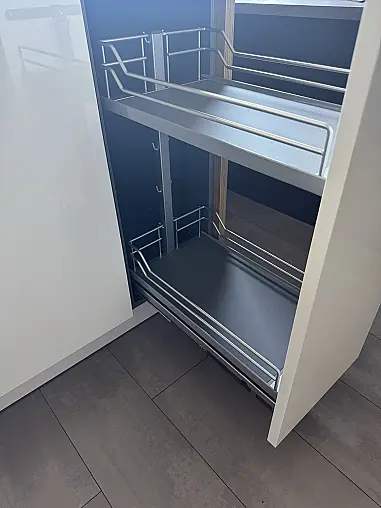 Modell „ArtWood“ in Eiche Ventura mit griffloser Quarzgrau-Optik und hochwertiger Bosch-Ausstattung