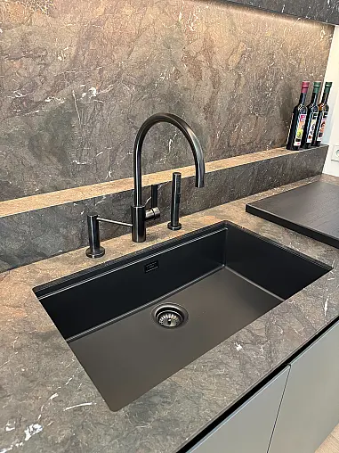 Designküche mit Griffleiste schwarz matt eloxiert
