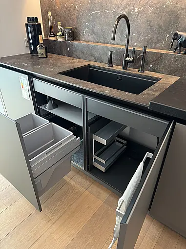 Designküche mit Griffleiste schwarz matt eloxiert