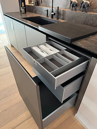 Designküche mit Griffleiste schwarz matt eloxiert