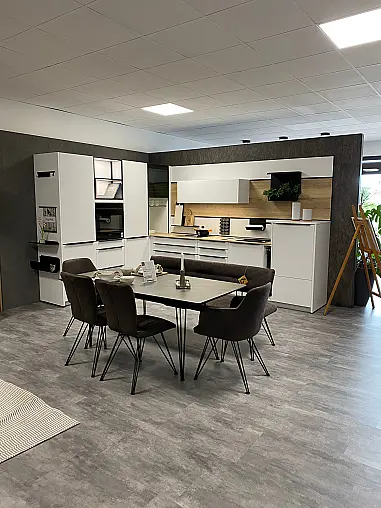 charmante L-Küche in weiß und Eiche