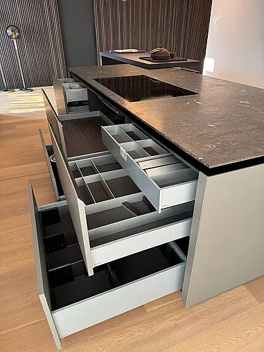 Designküche mit Griffleiste schwarz matt eloxiert